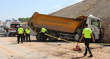 Malatya'da istinat duvarına çarpan kamyonun şoförü öldü