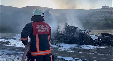 Malatya'da otobüse çarpıp şarampole devrilen TIR, alev aldı: 1 yaralı