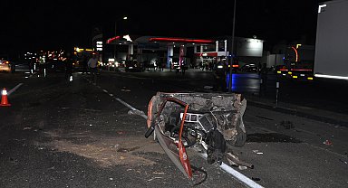 Manisa'da kamyonet ile çarpışan otomobil ikiye ayrıldı: 5 ölü, 6 yaralı