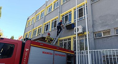 Manisa'da okulda mahsur kalan 3 öğrenciyi itfaiye kurtardı