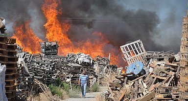 Manisa'da palet fabrikasında yangın