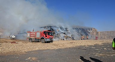 Mardin'de, istiflenen mısır balyaları alev aldı