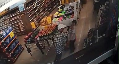 Markette otizmli çocuğa vurup düşürdü; o anlar kamerada