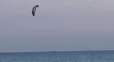 Mersin'de 2 ayrı paraşüt kazası; biri tabelaya takıldı, diğeri denize düştü