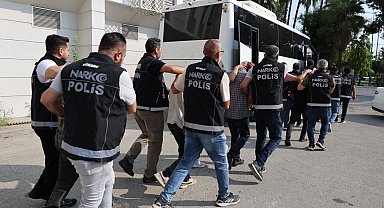 Mersin'de 3,5 milyon uyuşturucu hap ele geçirilen operasyonda 8 şüpheli adliyede