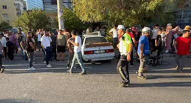 Mersin'de kaldırıma çıkan otomobil ağaca çarptı: 2 yaralı