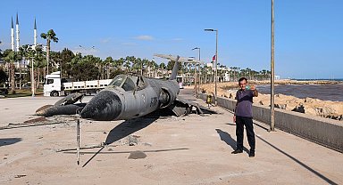 Mersin'de sahilde sergilenen savaş uçağı kaldırıldı