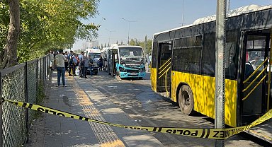 Minibüs, duraktaki otobüse çarptı: 15 yaralı