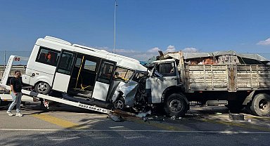 Minibüs ile kamyon kafa kafaya çarpıştı: 2 yaralı