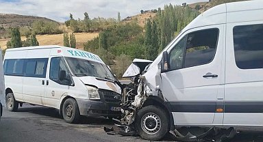 Minibüsler çarpıştı; 13 yaralı