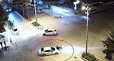 Motosiklete çarpan otomobilin sürücüsünün kaçtığı kaza kamerada