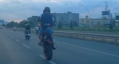 Motosikletlilerin tehlikeli yolculuğu kamerada