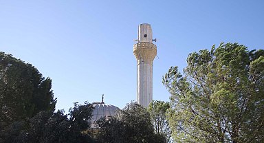 Muğla'da fırtına; minarenin külahı ile evlerin çatıları uçtu, ağaçlar devrildi