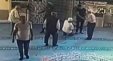 Namaz sonrası fenalaştığı o anlar kamerada