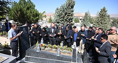 Neşet Ertaş, Kırşehir'deki mezarı başında anıldı