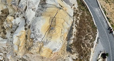 Nevşehir'in simge noktalarından Kadıkalesi'nden kaya parçası düştü; 3 ev tahliye edildi