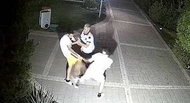 Oğluyla kavga eden çocuğu darbetti; o anlar kamerada