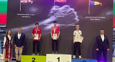 Öğretmeninin tavsiyesiyle başladığı bilek güreşinde 15 yaşında dünya şampiyonu oldu