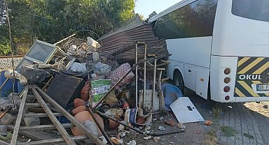 Okul servis midibüsü iş yerine çarptı, sürücü yaralandı