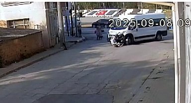 Okul yolunda servis minibüsünün çarptığı anne- oğul yaralandı; kaza kamerada