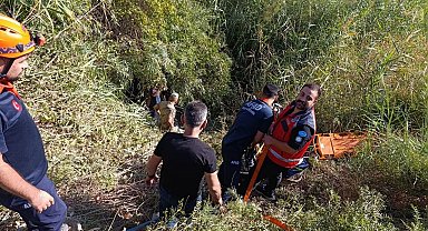 Okula giden öğretmenlerin içinde olduğu otomobil dereye yuvarlandı: 2 yaralı