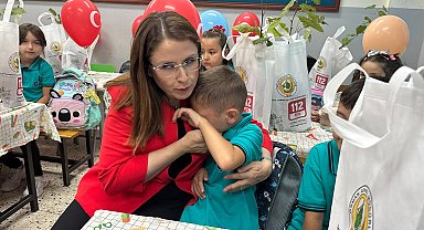 Okulun ilk günü, ağlayan öğrenciyi vali teselli etti