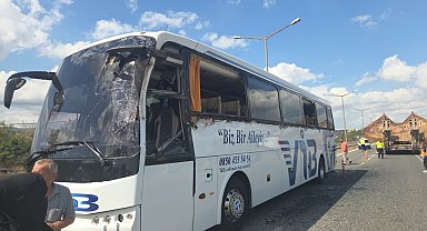 Otobüs, gemi çapası taşıyan TIR'a çarptı: 3 yaralı