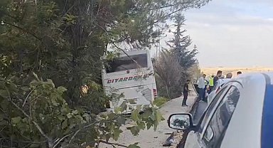 Otobüsle çarpışan otomobildeki aynı aileden 4 kişi öldü