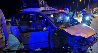 Otomobil bariyere çarptı: 1 ölü, 3 yaralı