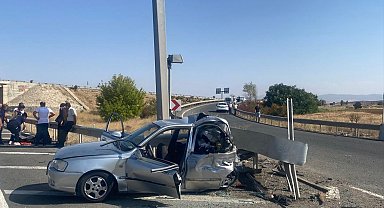 Otomobil, bariyerlere çarptı: 1 ölü, 4 yaralı