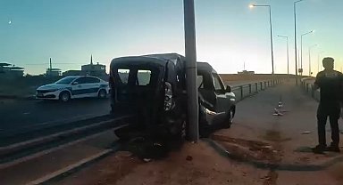 Otomobil ile çarpışan hafif ticari araç, bariyerlere saplandı; 1 yaralı