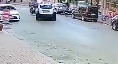 Otomobil ile çarpışan motosikletin sürücüsü metrelerce yükseğe savruldu; kaza anı kamerada