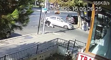 Otomobil ile çarpışan motosiklette 2 kişi yaralandı; kaza kamerada