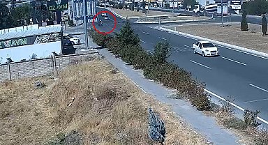 Otomobil ile motosiklet çarpıştı: 1'i ağır 2 yaralı; kaza kamerada