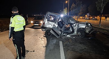 Otomobil, refüjdeki ağaç ve aydınlatma direğine çarpıp devrildi: 1 ölü, 2 yaralı