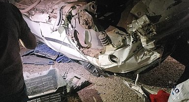 Otomobil, refüje çarpıp devrildi: 5 yaralı