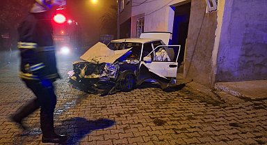 Otomobil, römorka çarptı; 1 ölü, 1 yaralı