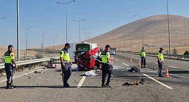 Otomobil, TIR'a arkadan çarptı: 3 ölü, 2 yaralı- Yeniden