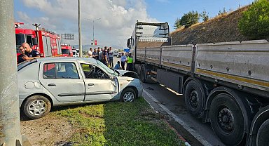 Otomobil, TIR'a çarptı; 1 ölü, 1 yaralı