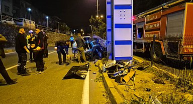 Otomobil, üst geçidin ayağına çarptı: 2 ölü