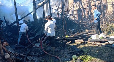 Otomobilden sıçrayan alevler, 3 evi yaktı