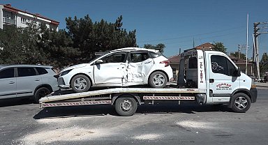 Otomobile çarpan motosikletin sürücüsü ağır yaralandı; kaza kamerada