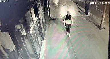 Otomobilin mağazaya çarptı; kazadan saniyerle kurtuldu