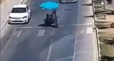 Otomobilin, yaya geçidinde motosiklete çarptığı kaza kamerada