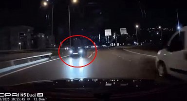 Otomobiliyle ters yönde ilerleyen sürücünün trafiği tehlikeye attığı anlar kamerada