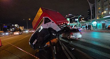 Otomobille çarpışan kamyonet bariyerlere çıktı: 3 yaralı