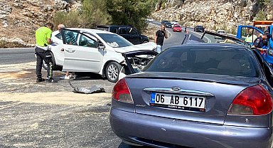 Otomobiller çarpıştı: 8 yaralı