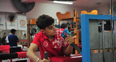 Özel tasarlanan spor aletleriyle antrenman yapıp, Avrupa ve dünya şampiyonu oluyorlar