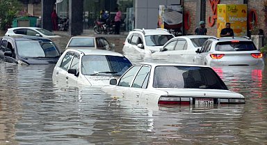 Pakistan'daki selde hayatını kaybedenlerin sayısı 33'e yükseldi