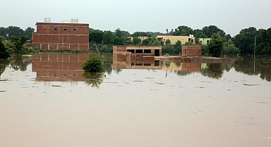Pakistan'ın Pencap eyaletindeki sel nedeniyle 300 bin kişi tahliye edildi